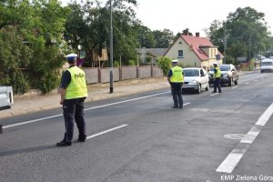 Zdjęcie policjantów kontrolujących ruch drogowy