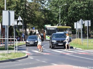 Dwójka ludzi przechodzących na przejściu dla pieszych