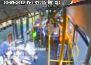 Niewyraźne zdjęcie z wnętrza miejskiego autobusu