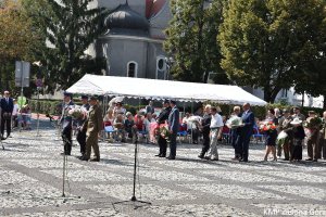 Delegacje składające kwiaty pod pomnikiem bohaterów Westerplatte