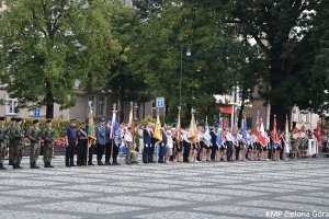 Poczty sztandarowe Policji i innych instytucji