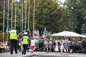 Policjanci Ruchu Drogowego i harcerze na Placu Bohaterów w Zielonej Górze