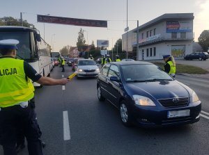 Policjanci Ruchu Drogowego sprawdzają stan trzeźwości kierowców