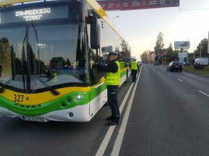 Policjanci Ruchu Drogowego sprawdzają stan trzeźwości kierowców