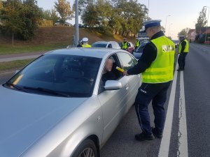 Policjanci Ruchu Drogowego sprawdzają stan trzeźwości kierowców