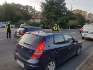 Policjanci Ruchu Drogowego sprawdzają stan trzeźwości kierowców