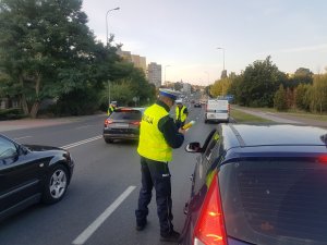 Policjanci Ruchu Drogowego sprawdzają stan trzeźwości kierowców