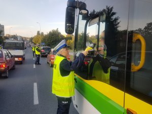 Policjanci Ruchu Drogowego sprawdzają stan trzeźwości kierowców