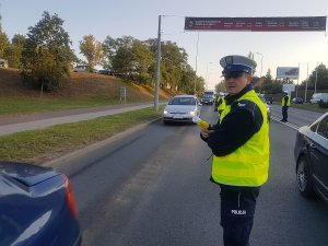 Policjanci Ruchu Drogowego sprawdzają stan trzeźwości kierowców