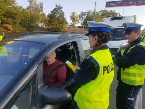 Policjanci Ruchu Drogowego sprawdzają stan trzeźwości kierowców