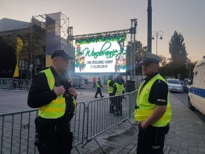 Dwóch policjantów pilnuje bezpieczeństwa przy głównej scenie na Winobraniu