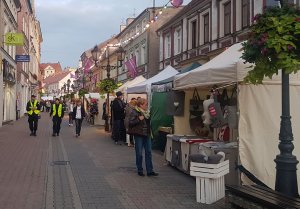 Dwóch policjantów spaceruje i pilnuje bezpieczeństwa na jednej z ulic na deptaku w Zielonej Górze