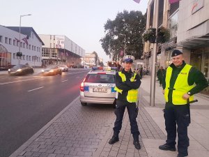 Policjanci pilnują bezpieczeństwa przy galerii Grafitt