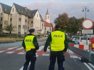 Dwóch policjantów pilnuje bezpieczeństwa przy scenie głównej