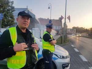 Dwóch policjantów obserwuje drogę przy scenie głównej