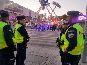 Czterech policjantów pilnuje bezpieczeństwa przy winobraniowym wesołym miasteczku