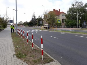 Dwóch policjantów Ruchu Drogowego pilnuje bezpieczeństwa na przejściu dla pieszych na jednej z ulic w Zielonej Górze