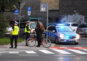 Policjanci sprawdzają stan trzeźwości rowerzysty