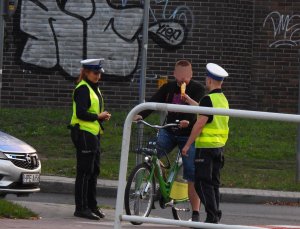 Policjanci sprawdzają stan trzeźwości rowerzysty