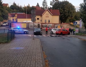 Policjanci zabezpieczają kolizje trzech aut