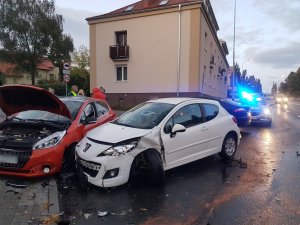 Policjanci zabezpieczają kolizje trzech aut