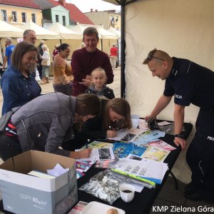 Policjant rozmawia z mieszkańcami Kargowej na stoisku policyjnym