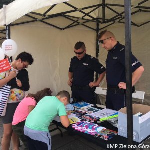 Policjanci rozmawiają z dziećmi na stoisku policyjnym