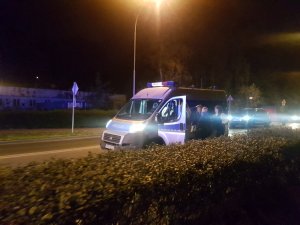 Policjanci przesłuchują świadków zdarzenia