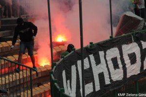 Chuligani odpalają race na stadionie żużlowym