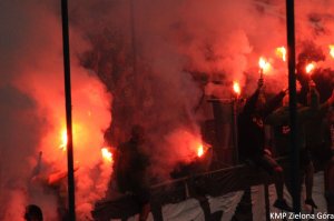 Chuligani odpalają race na stadionie żużlowym