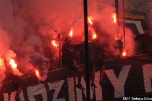 Chuligani odpalają race na stadionie żużlowym