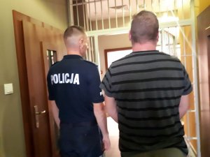 Policjant z zatrzymanym mężczyzną