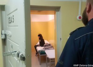 Policjant sprawdza stan celi