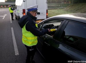 Policjantka sprawdza stan trzeźwości kierującego