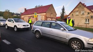 Policjanci dokonują pomiaru stanu trzeźwości kierujących