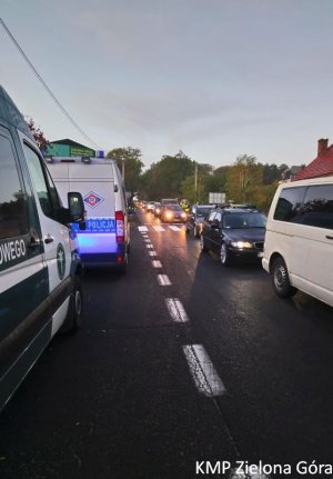 Policjanci dokonują pomiaru stanu trzeźwości kierujących