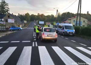 Policjanci dokonują pomiaru stanu trzeźwości kierujących