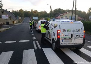 Policjanci dokonują pomiaru stanu trzeźwości kierujących