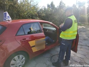 Policjant Ruchu Drogowego kontroluje samochód nauki jazdy