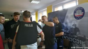 W budynku szkoły Policjanci pokazują jak wygląda praca Policji