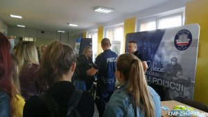 W budynku szkoły Policjanci pokazują jak wygląda praca Policji