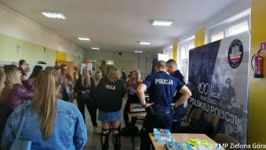 W budynku szkoły Policjanci pokazują jak wygląda praca Policji