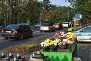 Policjanci Ruchu Drogowego pilnują bezpieczeństwa przy drodze koło cmentarza w Zielonej Górze