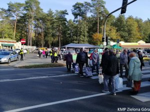 Policjanci pilnują bezpieczeństwa na przejściu dla pieszych