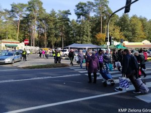 Policjanci pilnują bezpieczeństwa na przejściu dla pieszych