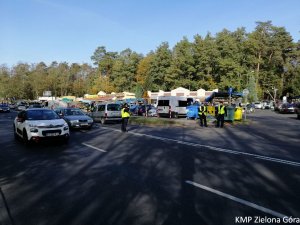 Policjant kieruje ruchem koło cmentarza