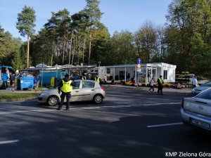 Policjant kieruje ruchem koło cmentarza