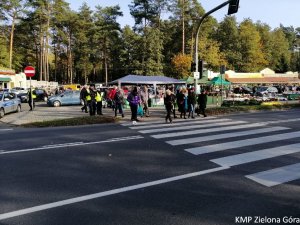 Policjanci pilnują bezpieczeństwa na przejściu dla pieszych