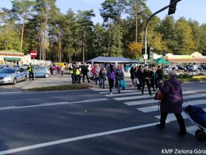 Policjanci pilnują bezpieczeństwa na przejściu dla pieszych