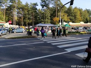 Policjanci pilnują bezpieczeństwa na przejściu dla pieszych